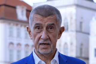 Tak jsme zase „slavní“. Díky, pane premiére. Britš...